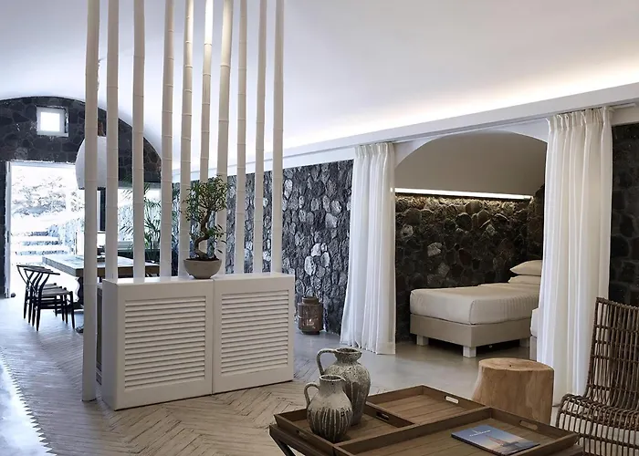 Relaxing & Ambient Santorini 2 Bedrooms Cave Stone Villa Karterádosz